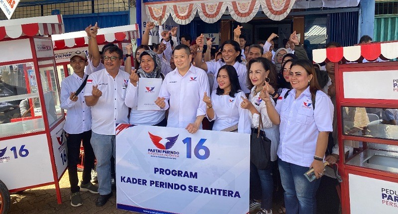 Hary Tanoesoedibjo Serahkan Gerobak Perindo ke Ibu-Ibu: Bantu Ciptakan Lapangan Kerja