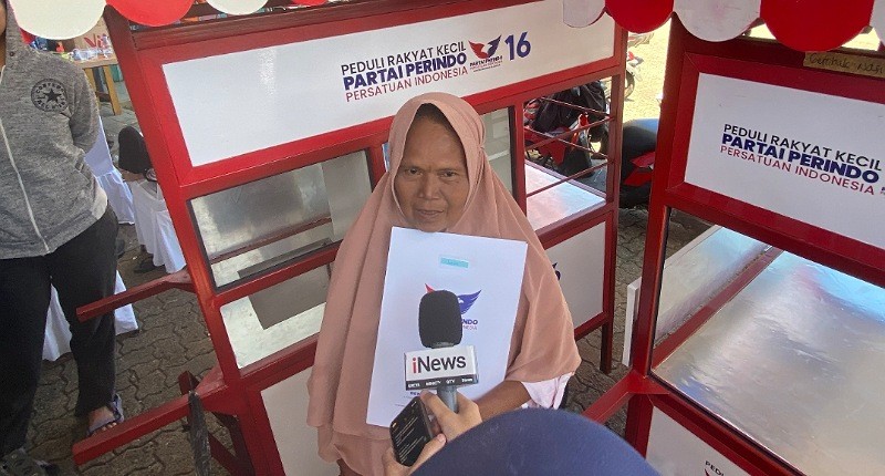 Gerobaknya Hampir Hancur, Emak-Emak di Tangsel Senang Dapat Gerobak Perindo