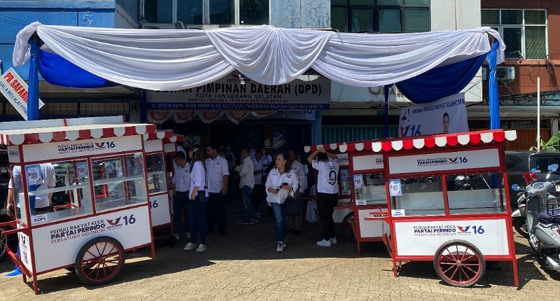 Emak-Emak Tangsel Terharu Dapat Gerobak Perindo, Biasanya hanya Jualan di Atas Meja