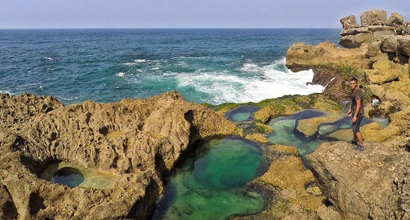 Kampung Unik di Tulungagung Punya Pantai Cantik dengan Laguna Dikelilingi Karang