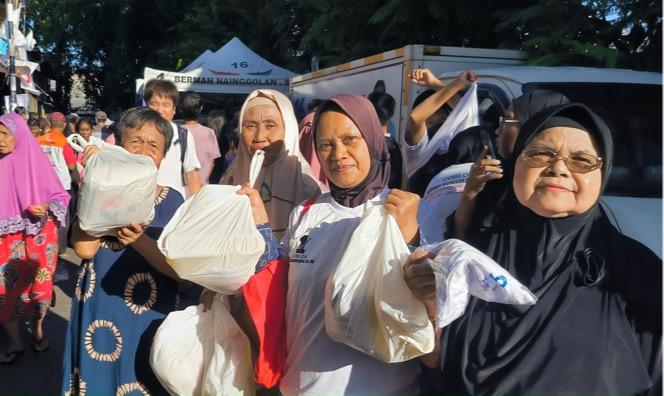 Ribuan Warga Antusias Tebus Sembako Murah Caleg Perindo Berman Nainggolan di Matraman, Begini Potretnya
