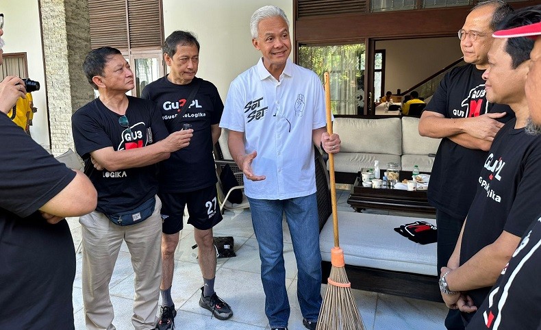 Alumni Pangudi Luhur Beri Sapu Lidi kepada Ganjar, Simbol Dukungan untuk Pemerintahan Bersih