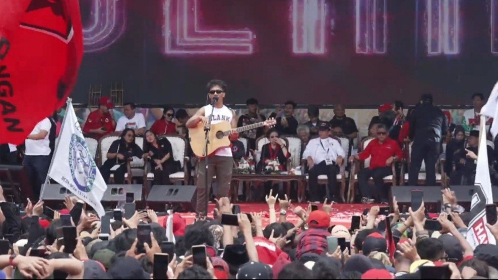 Diramaikan Slank, Konser Hajatan Rakyat Ganjar-Mahfud di Bandung Berlangsung Meriah