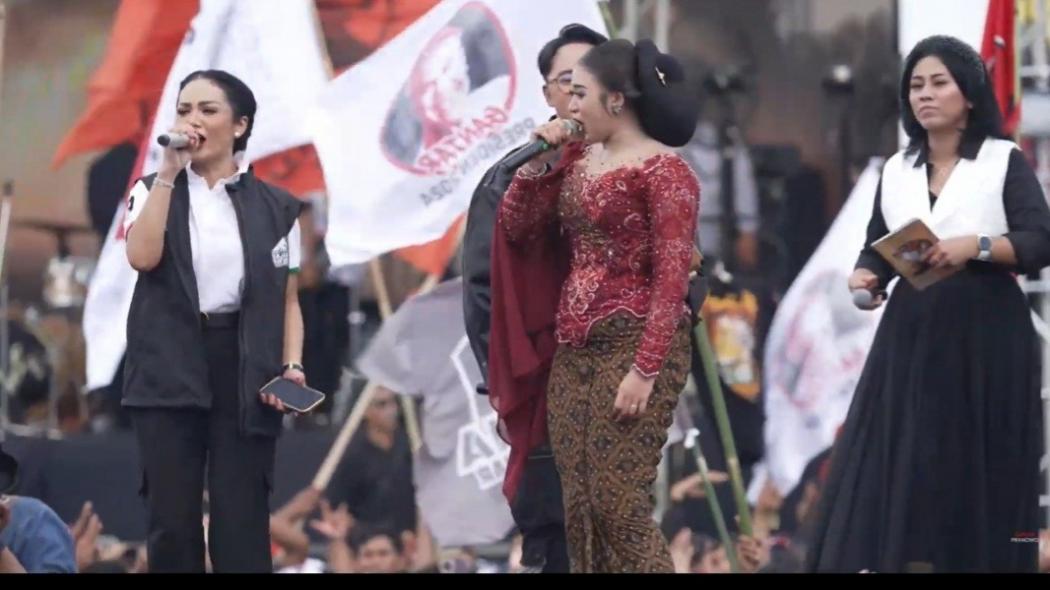 Buka Hajatan Rakyat di Sidoarjo, Kris Dayanti Ajak Penonton Joget Bareng Lagu Santri Pekok