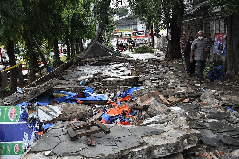 Detik-detik Tembok SPBU Tebet Roboh Tewaskan 3 Orang Terekam CCTV, Timpa Warung
