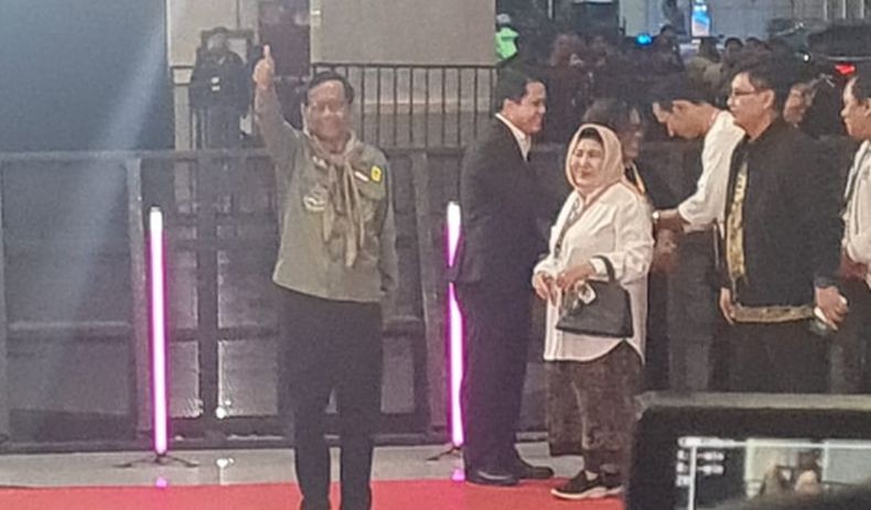 Tiba di Lokasi Debat Cawapres, Mahfud MD Ditemani Keluarga Acungkan Jempol