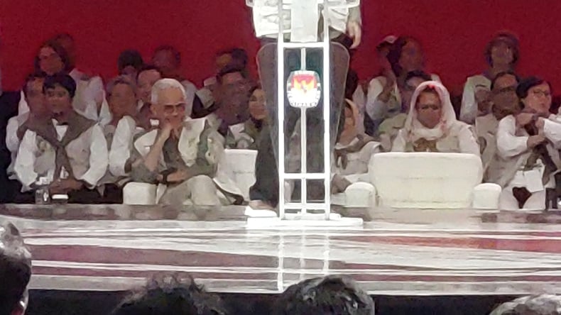 Momen Ganjar Tertawa Kecil saat Mahfud Bilang Pertanyaan Gibran soal Greenflation Receh