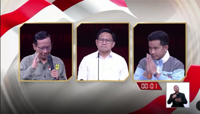 Momen Gibran Mengangguk dan Gestur Namaste saat Dengar Penjelasan Mahfud di Debat Cawapres