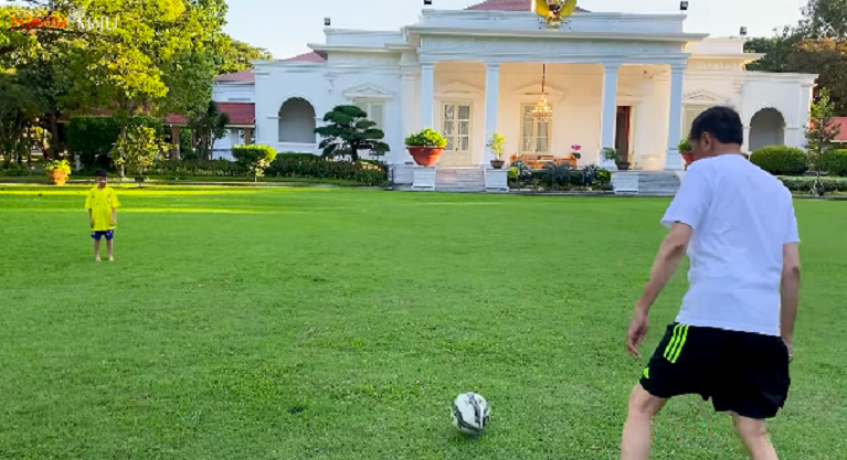 Akhir Pekan, Presiden Jokowi Main Bola Bareng Jan Ethes di Istana Kepresidenan