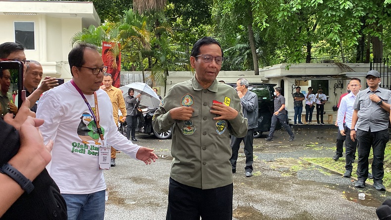 Mahfud MD Tiba di Posko Teuku Umar jelang Debat Cawapres, Pakai Baju Pencinta Alam