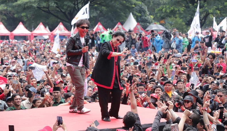 Momen Megawati Joget Bareng Slank di Kampanye Akbar Ganjar-Mahfud 