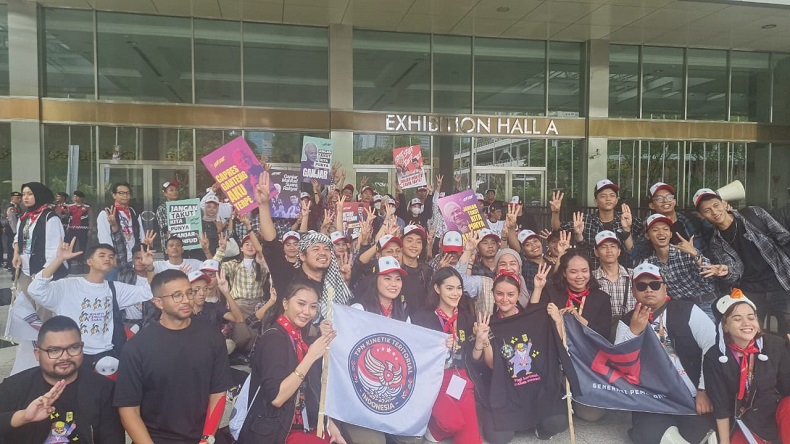 Pendukung Ganjar-Mahfud Mulai Datangi Arena Debat Cawapres, Pakai Kemeja Kotak-kotak