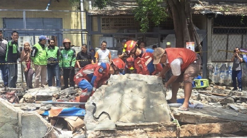 Ngeri, Tembok SPBU di Tebet Roboh Tewaskan 3 Orang