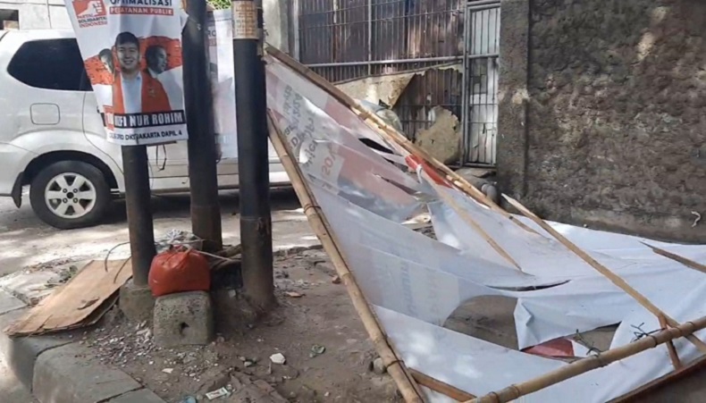 Pemotor Kecelakaan di Cakung Jaktim akibat Baliho Caleg PSI Roboh, 2 Orang Luka-Luka