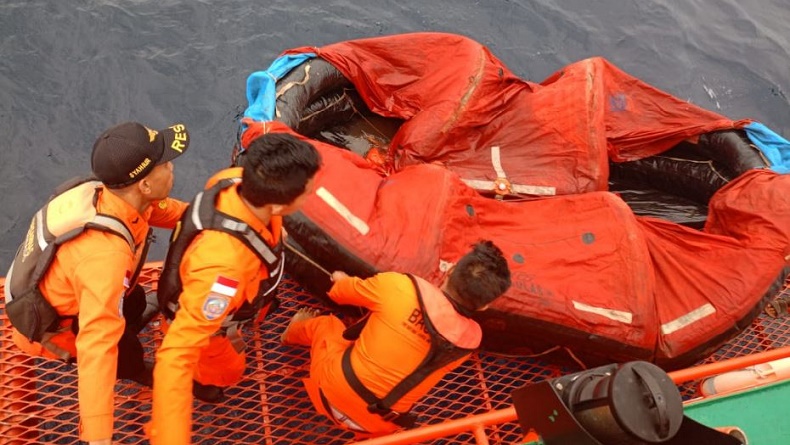 Kapal LCT Bora V Hilang Kontak, Basarnas Manado Temukan Rakit Karet hingga Pelampung