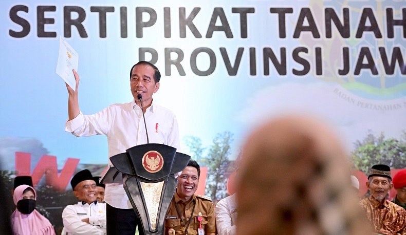 Jokowi Bagikan Sertifikat Tanah di Jateng: Saya Titip Bisa Disekolahkan tapi Hati-hati 