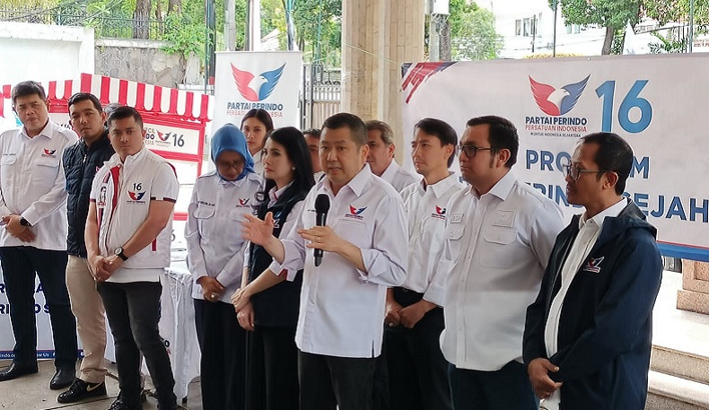 HT Bagikan 11 Gerobak Partai Perindo untuk Pedagang Jakpus dan Jaksel