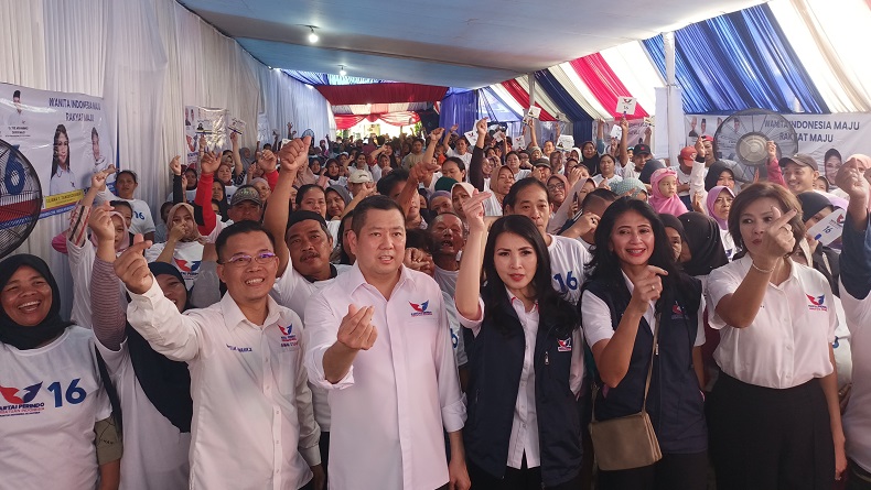 HT dan Liliana Disambut Meriah Warga Pasar Minggu saat Hadiri Bazar Murah