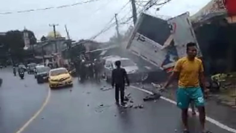 Detik-Detik Kecelakaan Beruntun di Puncak Bogor Terekam CCTV, Pemotor Terpental Jauh