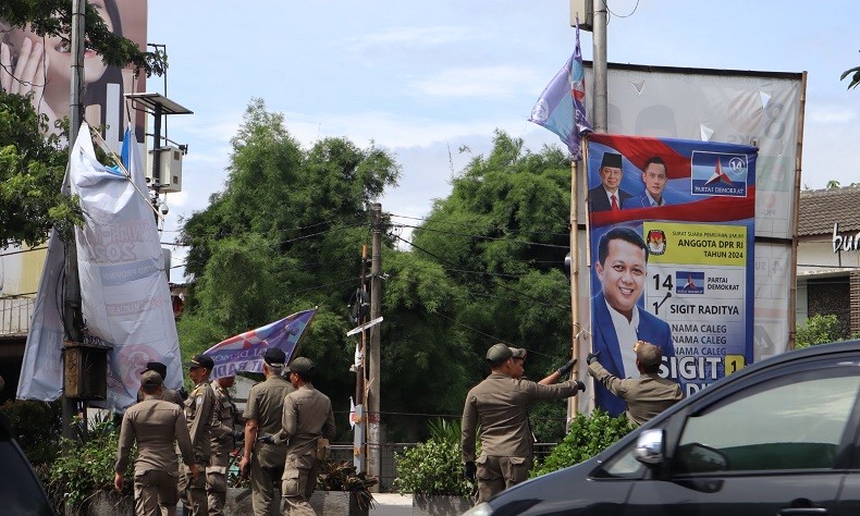 Bawaslu Depok Tertibkan 393 APK Liar di Sepanjang Jalan Raya Margonda