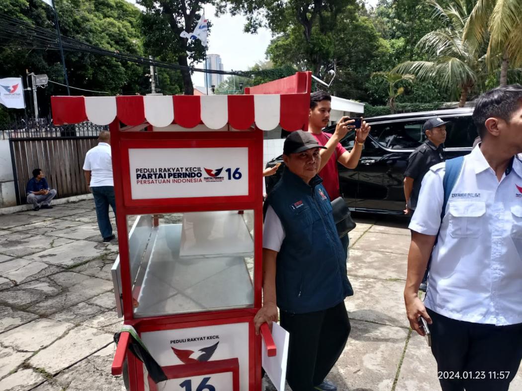 Warga Berharap Gerobak UMKM Partai Perindo Bisa Bawa Rakyat Kecil Naik Kelas