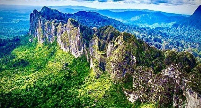 Mengenal Pegunungan Karst Raksasa di Kalimantan Timur, di Dalamnya Ada Lukisan Purba