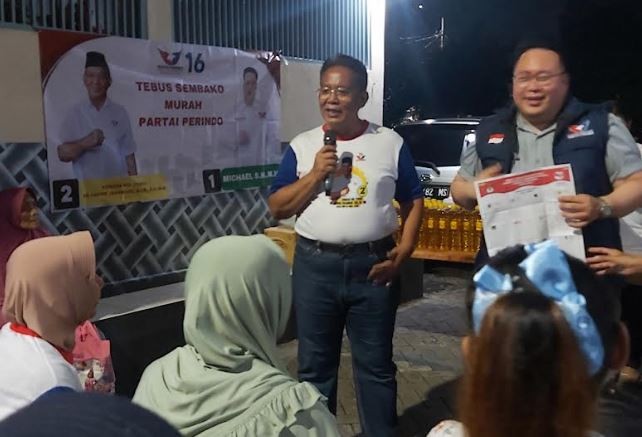 Caleg Perindo Anang Iskandar dan Michael Gelar Bazar Minyak Goreng di Surabaya