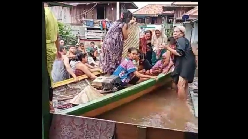 Viral Perjuangan Ibu Hamil Melahirkan di Atas Perahu gegara Dikepung Banjir Muratara
