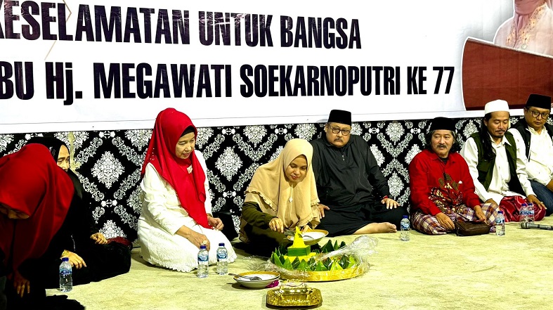 Atikoh Ganjar Potong Tumpeng di Ponpes Nurul Khalil Bondowoso, Syukuran Ultah Megawati