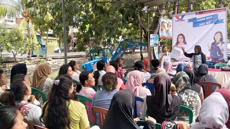 Caleg Perindo Ani Kusumadewi Bagikan KTA Berasuransi ke Warga Cilincing