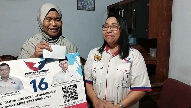 Caleg Jeannie Latumahina Serahkan Klaim Asuransi Partai Perindo ke Warga Tulungagung
