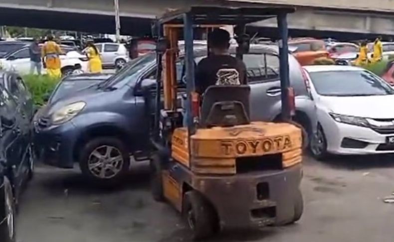 Viral, Pria Ini Pindahkan Mobil yang Parkir Halangi Bengkelnya Pakai Forklift