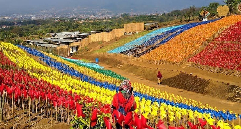 Kampung Unik di Kota Batu Punya Pemandangan Kincir Warna-warni Mirip di Luar Negeri