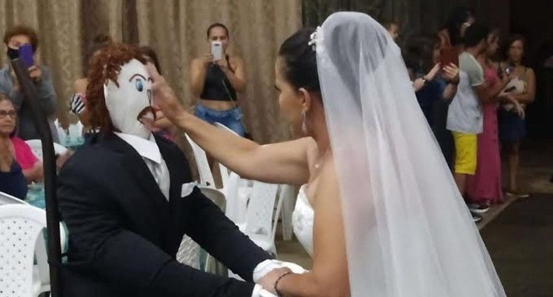 Viral, Perempuan Cantik Kelamaan Melajang, kini Nikah dengan Boneka dan Punya Anak