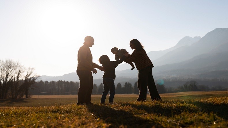 Kisah Keluarga dengan Dua Rasa, Dengarkan Audio Series Terbaru Keluarga Kompleks