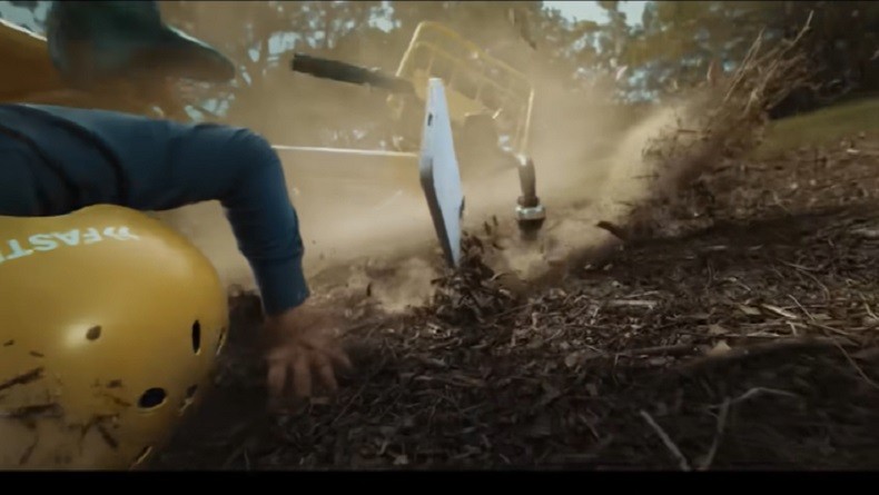 Apple Pamer Ketangguhan iPhone 15 dalam Iklan Terbaru, Mampu Selamat dari Serangan Burung