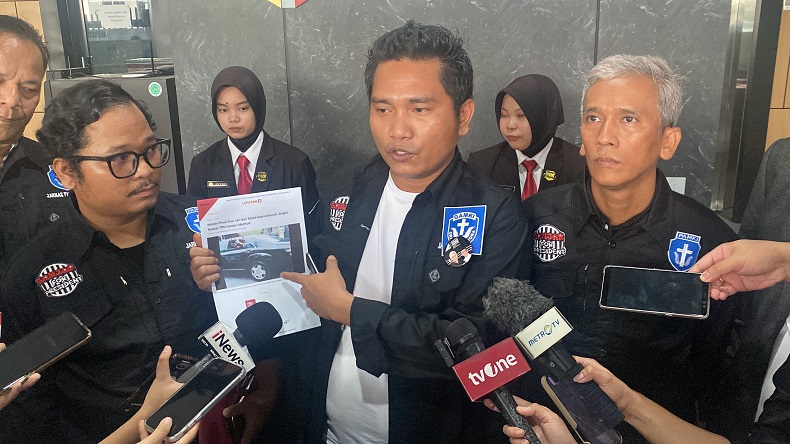 Presiden Jokowi Dilaporkan ke Bawaslu Buntut Viral Pose 2 Jari di Mobil Kepresidenan