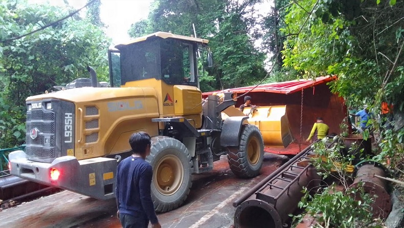 Truk Angkut Komponen Alat Berat Terguling di Kolaka, Jalan Trans Sulawesi Lumpuh 4 Jam