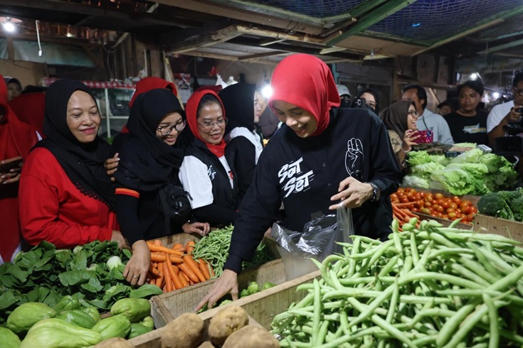 Bertemu Siti Atikoh, Pedagang Tempe di Pasar Probolinggo Curhat soal Harga Kedelai