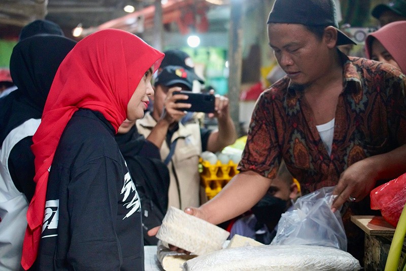 Siti Atikoh Blusukan ke Pasar Baru Probolinggo, Sebut Tempe Superfood