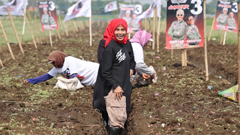Tanam Bawang Bareng Petani di Probolinggo, Siti Atikoh: Semoga Subur dan Panennya Bagus