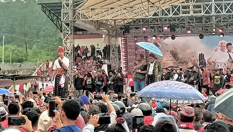 Warga Ruteng Tetap Antusias Dengarkan Orasi Ganjar meski Diguyur Hujan