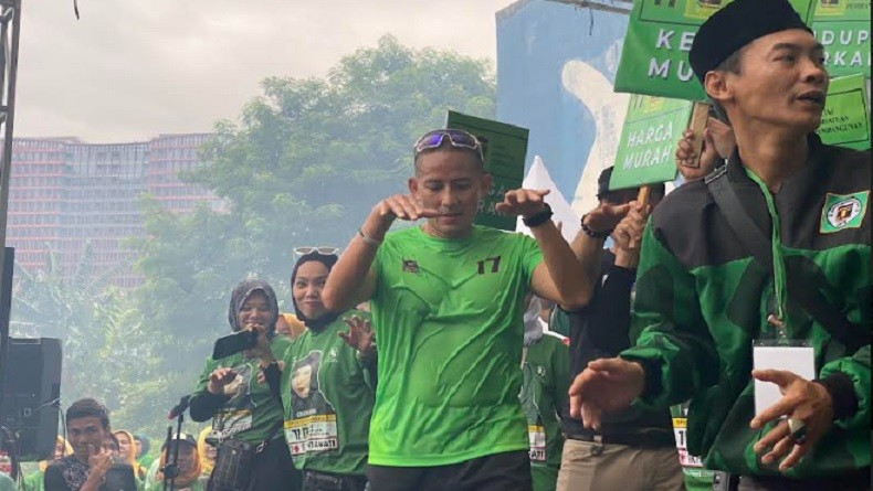 Tampil Sporty, Sandiaga Uno Senam Pagi Bareng Warga Jakarta Selatan