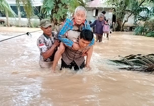 Banjir di Rokan Hulu, Polisi Evakuasi 3 Lansia dan Beri Bantuan Sembako