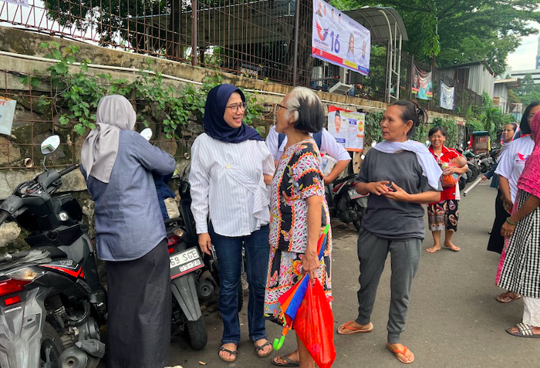 Caleg Perindo Alva Ruslina Sediakan 200 Minyak Goreng Murah untuk Warga di Cilandak   