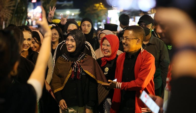 Atikoh Ganjar Disambut Pasukan Penguin di Alun-Alun Kota Batu, Warga: Selamat Datang Ibu Presiden