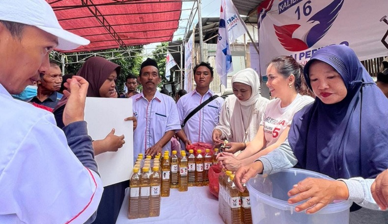 Caleg Partai Perindo Lisa Mariana Bagikan 1.000 Minyak Goreng Murah di Kalideres