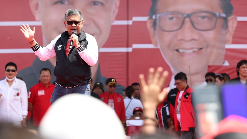 Hasto Sebut Saatnya Indonesia Dipimpin Si Rambut Putih dan Pendekar Hukum