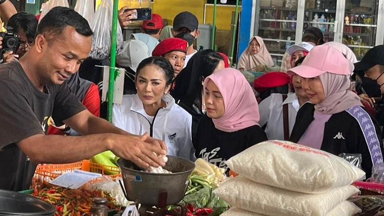 Siti Atikoh Blusukan ke Pasar Rakyat Oro-Oro Dowo Malang, Disambut Antusias Warga