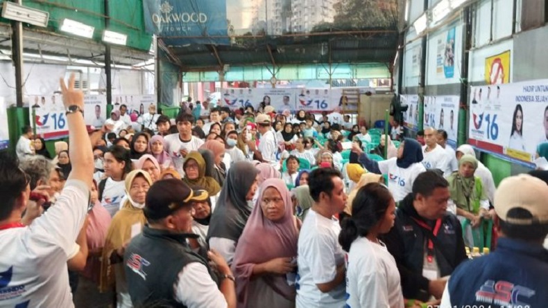 Bazar Sembako Murah, Warga Kebayoran Lama Apresiasi Caleg Perindo Effendi Syahputra